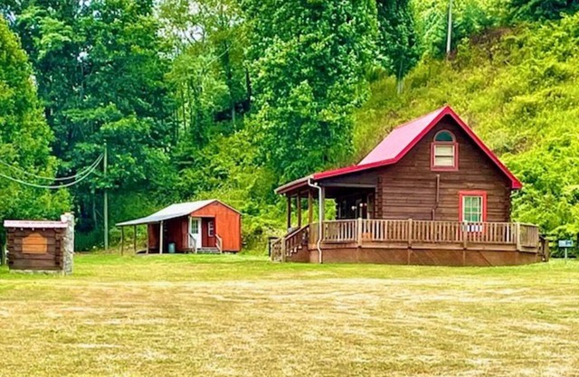 Rumples Retreat at Highland Hideaways - Arcade - Private Drive-in Theater
