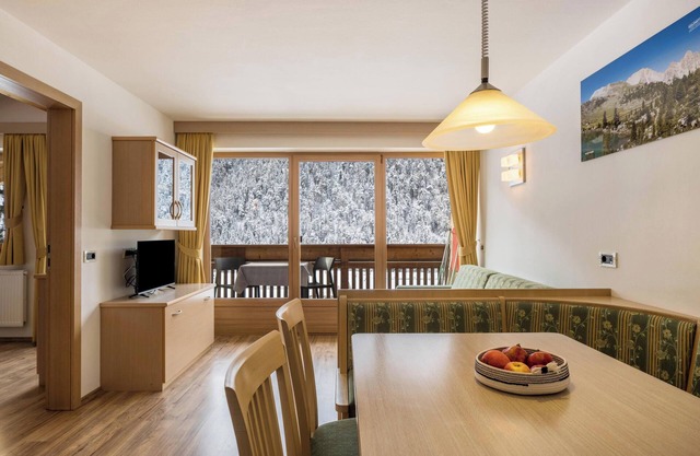 Runcac - Holiday Apartment Pla with Mountain View, Wi-Fi & Balcony