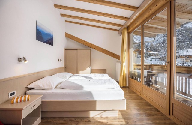 Runcac - Holiday Apartment Gomina with Mountain View, Wi-Fi & Balcony