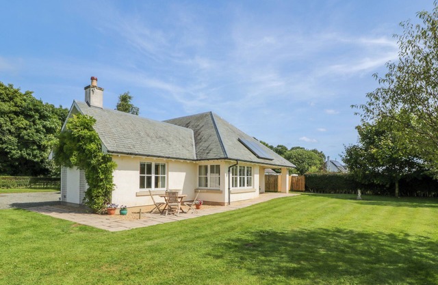 RUNGLEE, pet friendly, country holiday cottage, with a garden in Duns