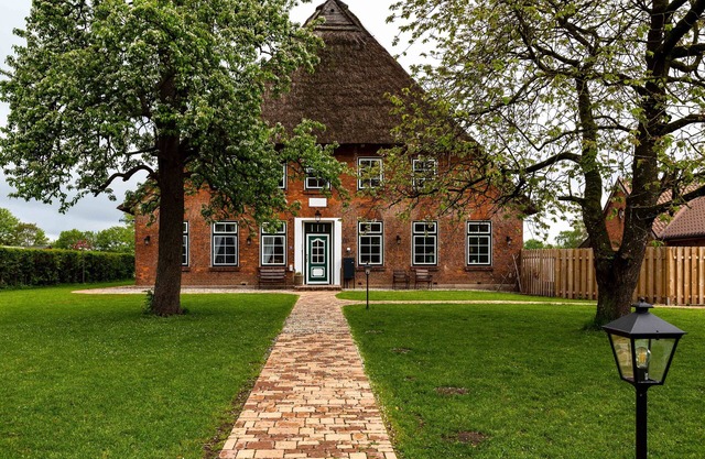 Rural charm, modern living under thatch in the old farmhouse up to 6 people