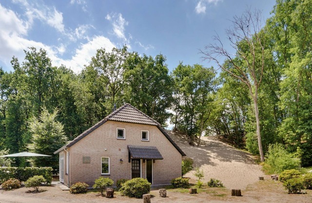 Rural Comfort Farmhouse with Private Outdoor Hot tub