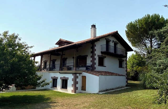 Rural house 10 minutes from pamplona with large garden and games room