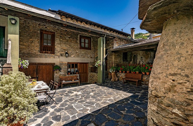 Rural House 'Casa Mario' with Mountain Views, Garden and Wi-Fi