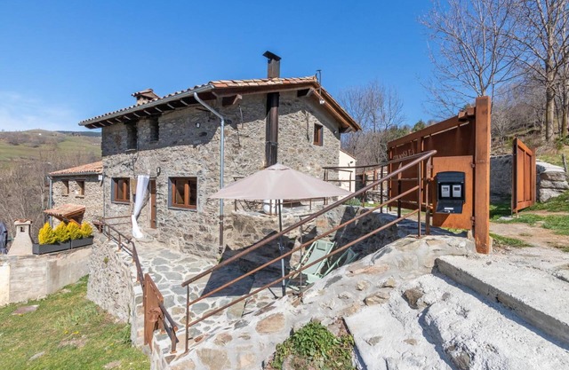 Rural House 'El Roure' with Mountain View, Private Pool and Wi-Fi