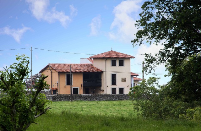 Rural House Gallu Juancho. Between Lastres and Ribadesella and in front of the sea.