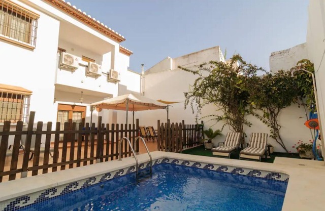 Rural house with its own salt water swimming pool, its own patio and barbecue.
