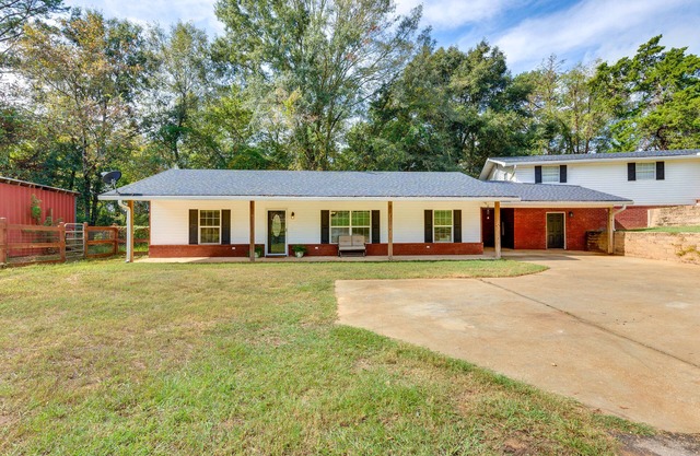 Rural Retreat w/Covered Porch Near Jackson