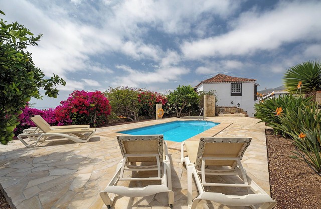 Rural Vacation Home 'La Tunera' with Sea View, Private Pool and Wi-Fi
