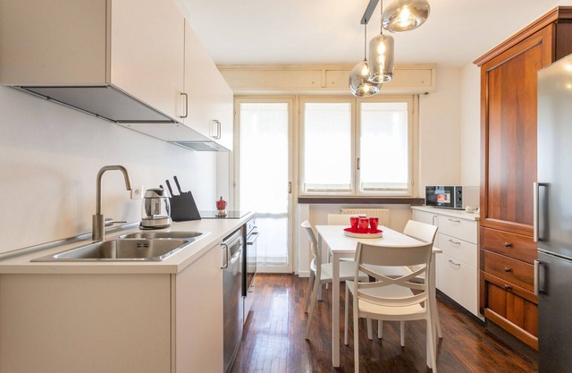 Russoli - 4 Br Apt With Balcony By Halldis