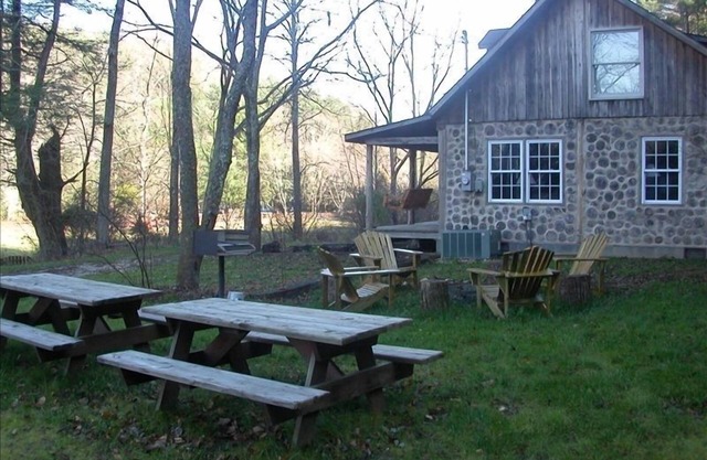 Rustic and unique Mountain vacation cabin no cleaning fees