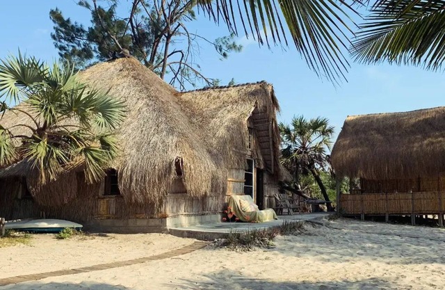 RUSTIC BEACH COTTAGE