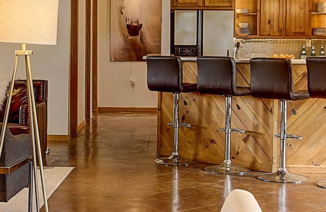 Rustic, Beautifully Appointed Cabin in Oak Studded Privacy