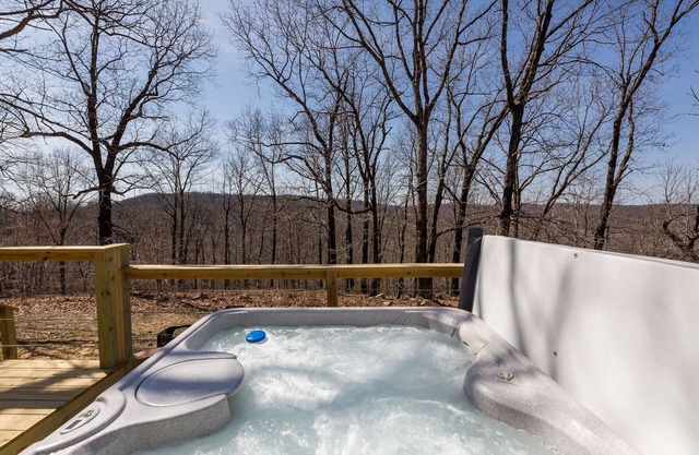 Rustic Boars Nest Cabin with a Hot Tub