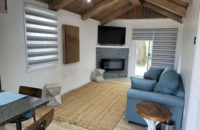 Rustic Cabin Across Innisfil Beach Park