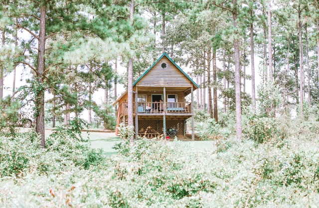 Rustic Cabin Overlooking Private 48 acre Bass Fishing Lake