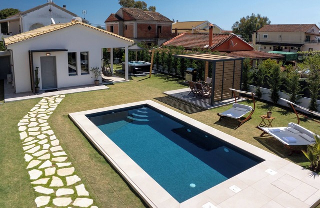 Rustic Charm Villa with Private Pool ,Hot Tub and 3 minutes walk to the beach