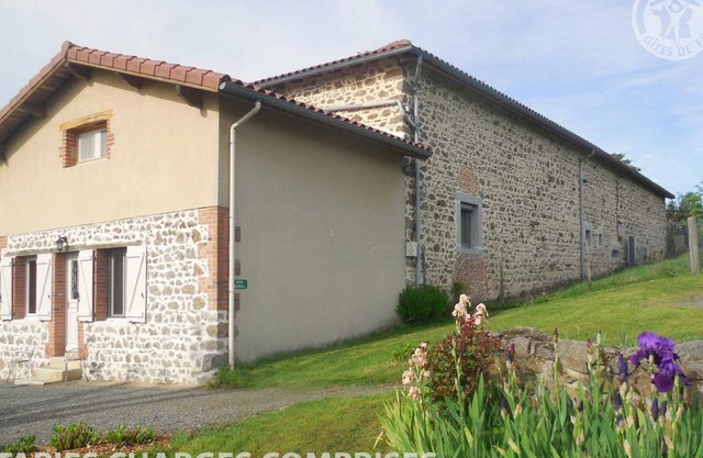 Rustic cottage with fireplace, garden and wifi