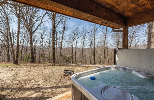 Rustic Coyote Ridge Cabin with a Hot Tub