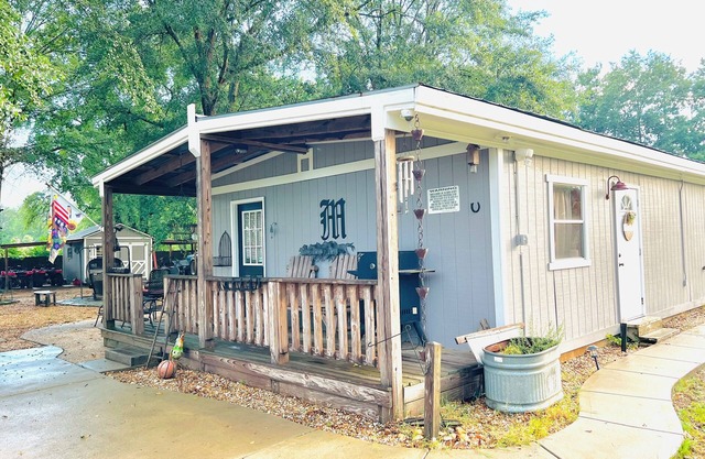 Rustic Farm cottage with firepit-horses, goats and fresh eggs every morning.