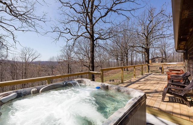 Rustic Fox Den Cabin with a Hot Tub
