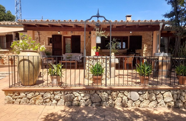 Rustic house with lots of charm near mountain, private pool.