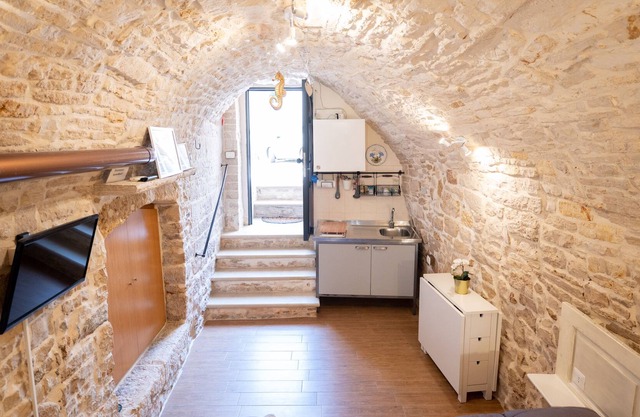 Rustic in White Stone