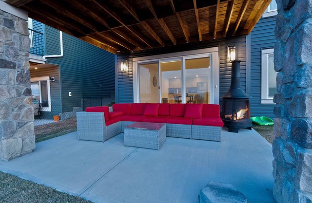 Rustic Lake‑Front Private Basement Suite Court Access & Gym
