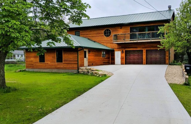 Rustic Lake home Retreat