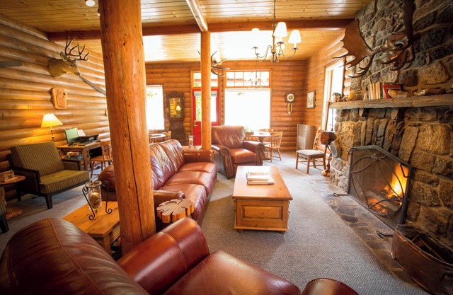 Rustic Lake Louise Cabin | Fireplace & Balcony
