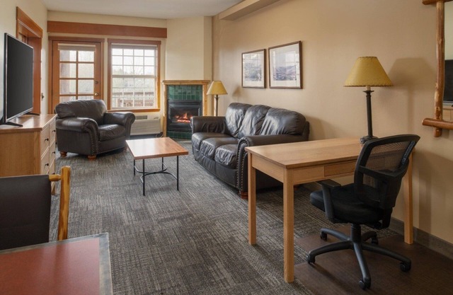 Rustic Lodge Room w/Balcony, On-site Restaurant & Scenic Atmosphere