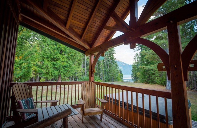 Rustic luxury in the wilderness, by the beach with lake views