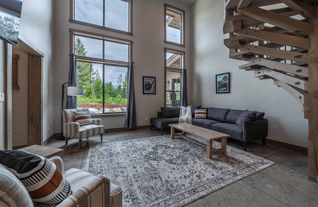 Rustic Luxury Condo 2bed/2bath Private Hot Tub-Just minutes from Glacier 4-1