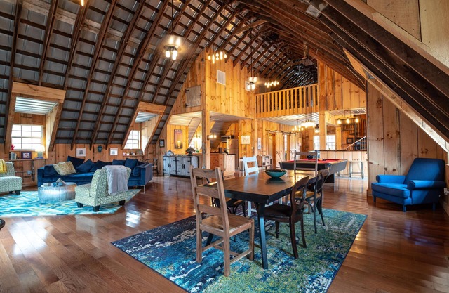 Rustic meets industrial: pet-friendly barn with near Nashville, Indiana!