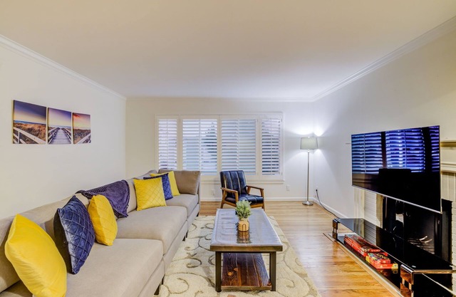 RUSTIC/MODERN DESIGN, OASIS CITY GETAWAY/NEAR SFO