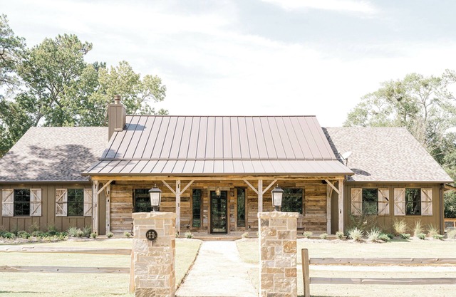 Rustic & refined Pine Hill Lodge- 8 acres w/lagoon pool, 5 bedrooms, 5500 sq ft