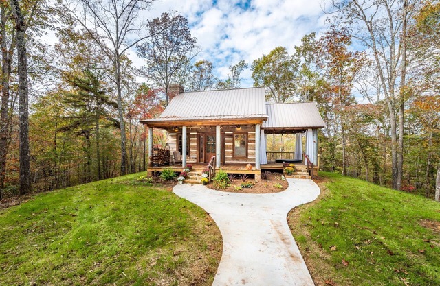 Rustic Remote Romantic Log Cabin Getaway with Hot tub! 4 wheel drive recommended