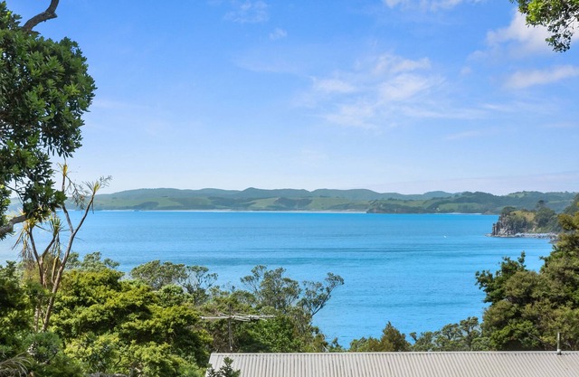 RUSTIC RESET ON THE GRID - MATHESON BAY HOLIDAY HOME in Mathesons Bay