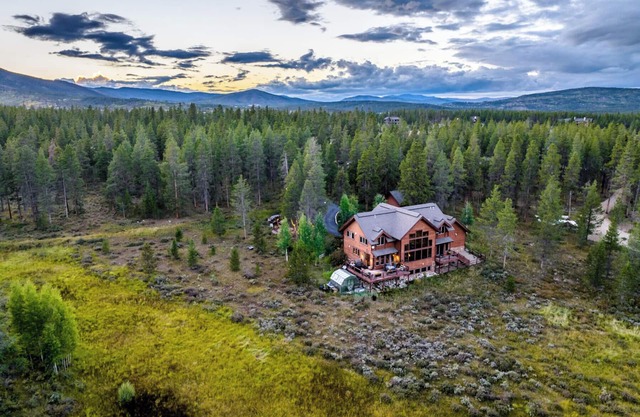 Rustic retreat w/hot tub & vaulted ceilings
