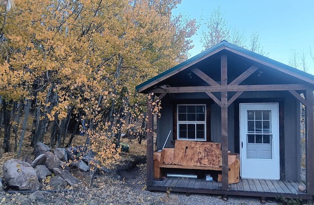 Rustic, secluded one room cabin in historic Marysville, Mt. 5 min. to ski area.