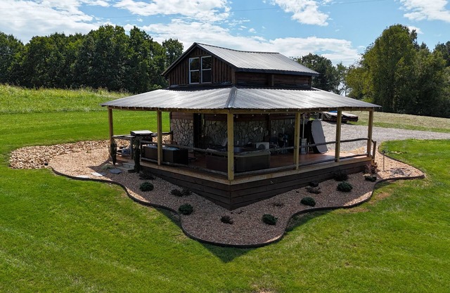Rustic Tobacco Barn Cabin in the heart of Yadkin Valley Wine Country