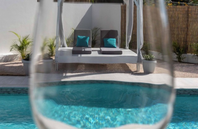 Rustig gelegen gezellig vakantie huis, volledig omheinde tuin met privézwembad.