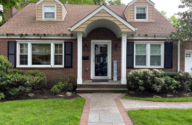 RYDER CUP ENTHUSIASTS: 11 miles from Bethpage Black. Spacious 4 bedroom home.