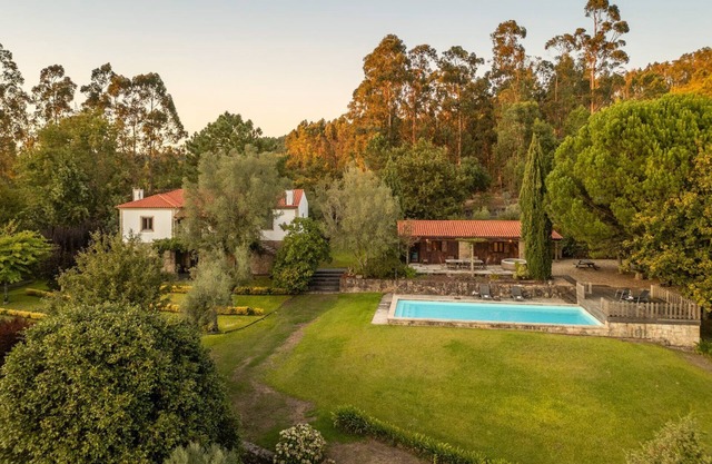 São Julião Retreat | Pool, Jacuzzi & Garden Escape