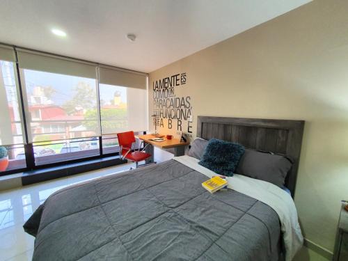 S08 DOBLE CAMA MATRIMONIAL Premium Suite Frente al TEC CEM con Cocineta WiFi Balcón Parking Terraza