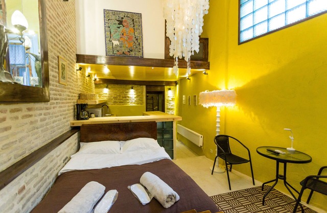 Saffron Loft with Terrace, Under the Castle in Old Town