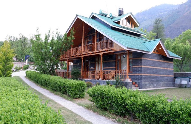 SaffronStays Snowdrop, Raison - villa surrounded by fruit orchards and amazing views