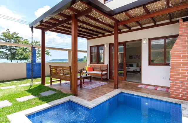 Safira House. Beautiful 3 suite house in front of the sea with private swimming pool and BBQ area
