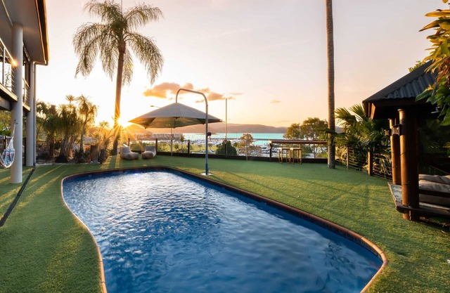 'Sail Away' Airlie Beach house with Marina Views (Pet Friendly on application)