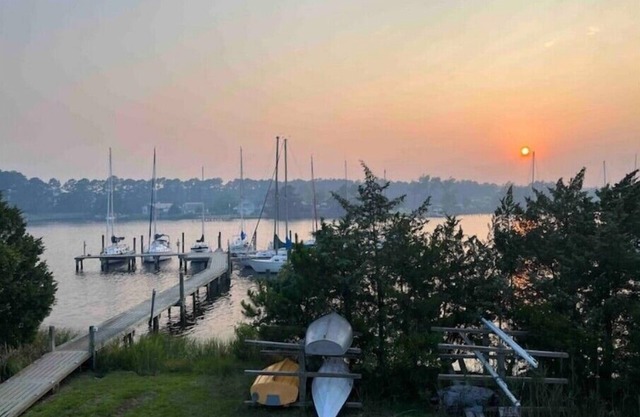 Sailor’s Choice @ Blackwell Point Marina. Pet friendly & boat slips available!